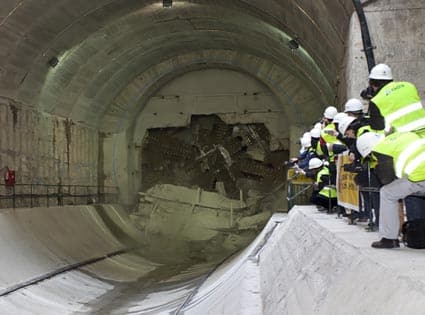 Momento del cale del túnel Chamartín-Atocha de alta velocidad. Foto: Adif.