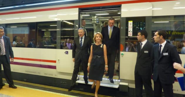 La comitiva descendiendo del tren inaugural en Aeropuerto T4. MIGUEL BUSTOS