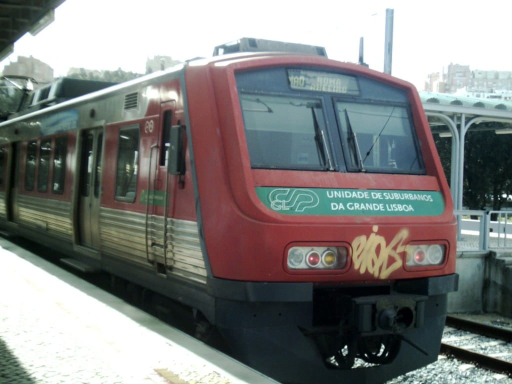 Unidad de la serie 2400 de CP en la estación de Rossio. Foto: Ivo Emanuel Gonçalves. Unidad de la serie 2400 de la línea de Sintra de CP en la estación de Rossio. Foto: Ivo Emanuel Gonçalves.