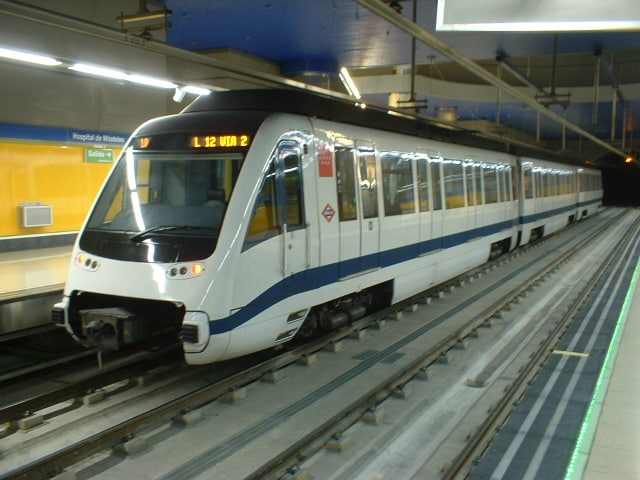 Tren de la serie 8000 en Hospital de Móstoles, Metrosur La huelga afectará a todas las líneas, pero no se cerrarán estaciones.