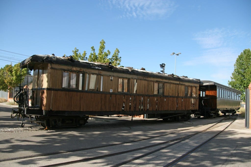 El coche AB-203 recién descargado en la vía. Foto: vapormadrid.com