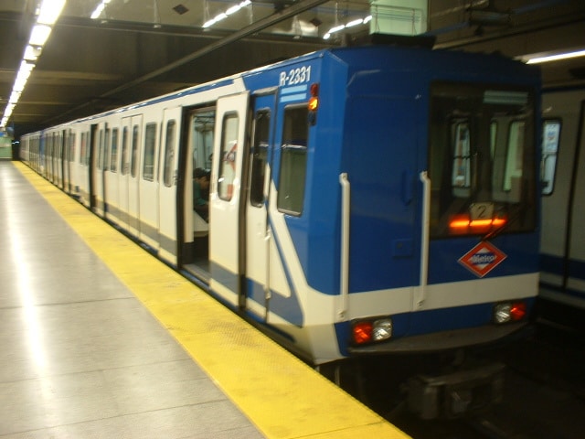 Tren de la serie 2000 de Metro de Madrid en Plaza Elíptica, línea 11. Foto: Miguel Bustos.
