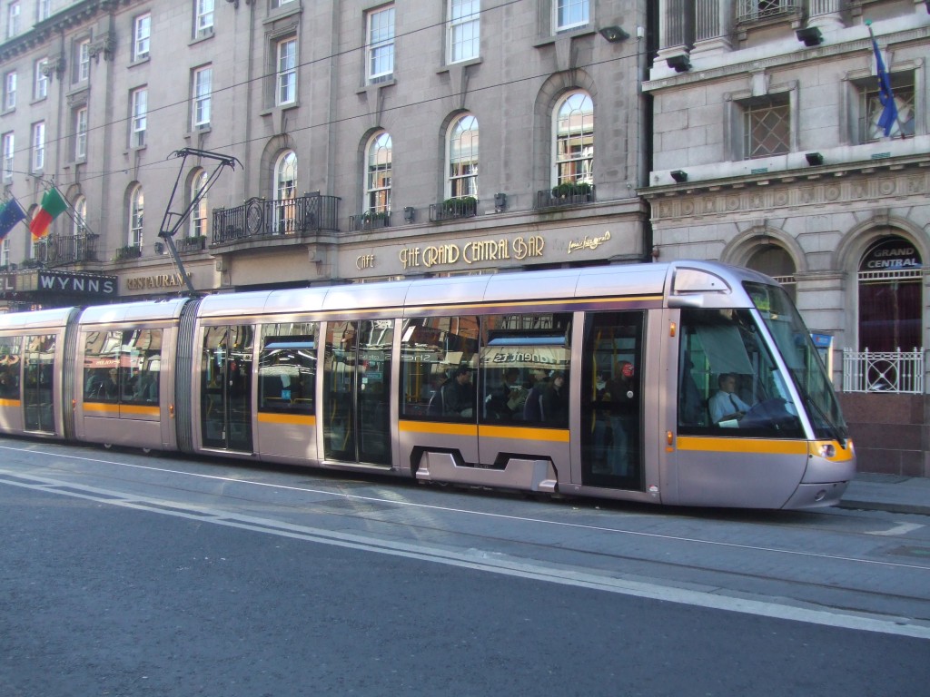 Tranvía LUAS por las calles de Dublín. Tranvía LUAS por las calles de Dublín.