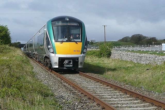 InterCity InterCity de Iarnród Éireann prestado con una UTD 22000 entre Galway y Dublín. Foto: Graham Horn
