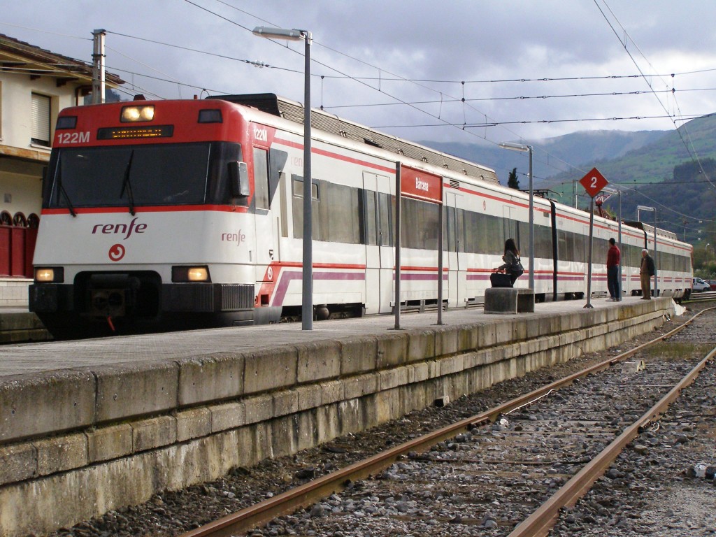 UT 446-061 en la estación de Bárcena de Cercanías Santander UT 446-061 en la estación de Bárcena de Cercanías Santander