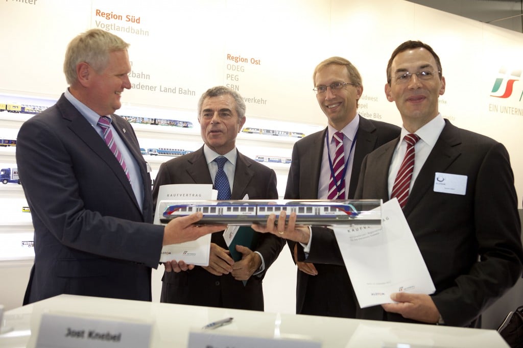 Representantes de Alstom, FS y Netinera presentando la maqueta del tren en InnoTrans. Foto: Alstom. Representantes de Alstom, FS y Netinera Deutschland presentando la maqueta del tren en InnoTrans. Foto: Alstom.