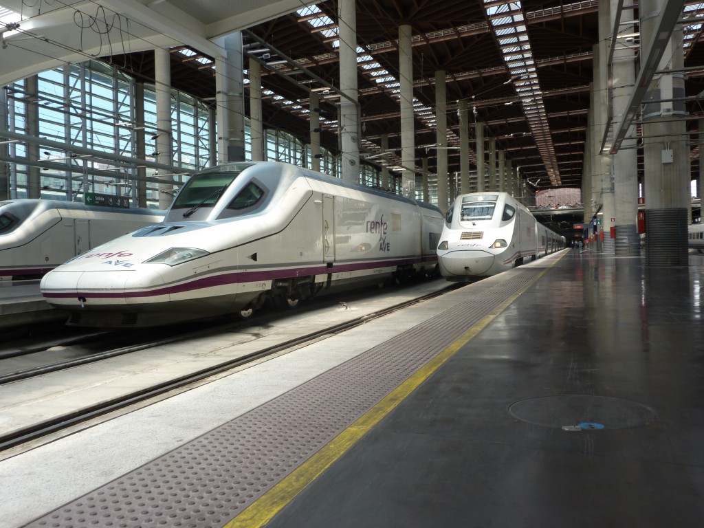 Renfe 102-008, modelo Talgo 350, en Puerta de Atocha. Foto: Miguel Bustos. Renfe 102-008, modelo Talgo 350, en Puerta de Atocha. Foto: Miguel Bustos.