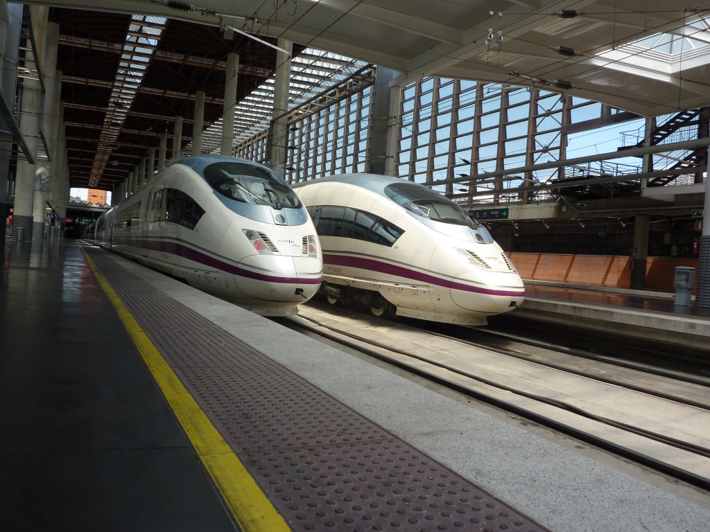Trenes 103-016 y 103-009 en Puerta de Atocha. Foto: Miguel Bustos. Trenes 103-016 y 103-009 en Puerta de Atocha. Foto: Miguel Bustos.