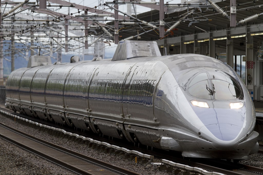 Tren de la serie 500 perteneciente a JR West en la estación de Shin-Kurashiki. Foto: Spaceaero2. Tren de la serie 500 perteneciente a JR West en la estación de Shin-Kurashiki. Foto: Spaceaero2.