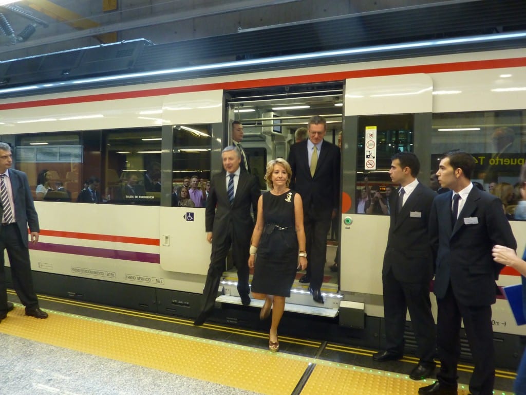 La Comitiva descendiendo del tren el día de la inauguración. Foto: Miguel Bustos. La Comitiva descendiendo del tren en Aeropuerto T4 el día de la inauguración. Foto: Miguel Bustos.