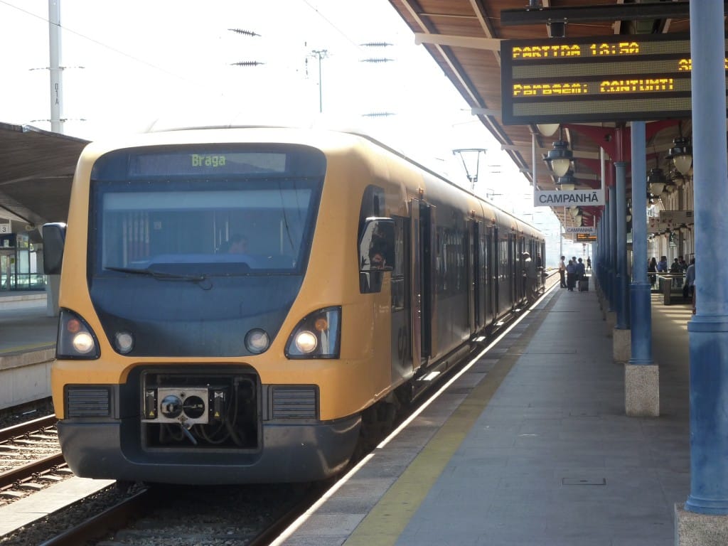 Tren de la serie 3400 de los Suburbanos de Oporto en la estación de Campanhã. Foto: Miguel Bustos. La huelga ferroviaria afectará a todos los servicios salvo los internacionales.