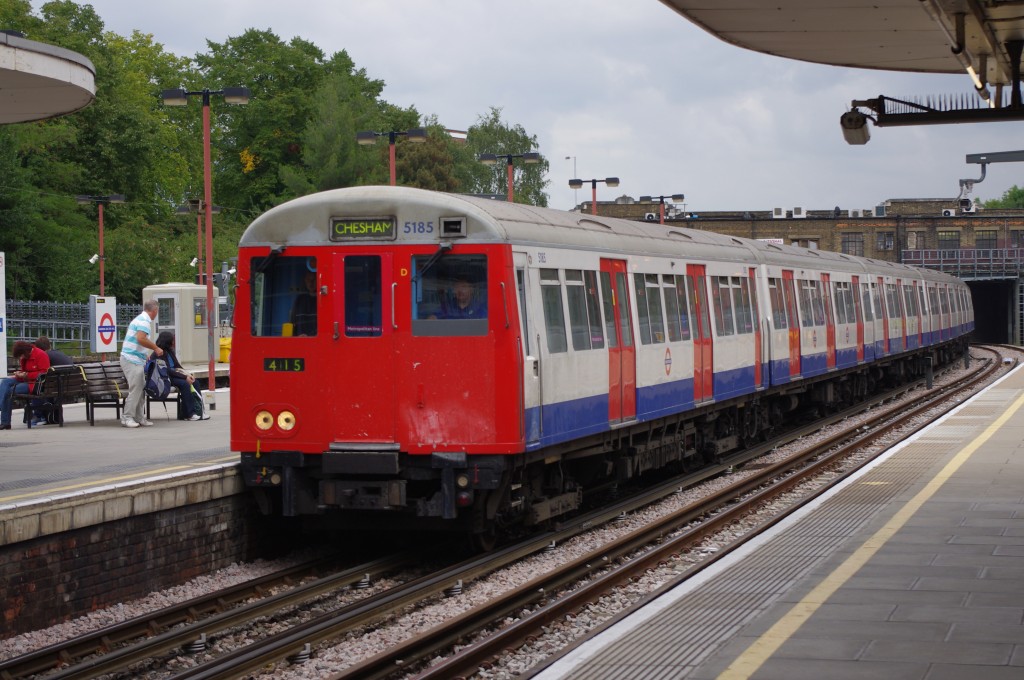 Tren de la serie A del metro de Londres en Harrow-On-The-Hill. Foto: Joshua Brown Tren de la serie A del metro de Londres en Harrow-On-The-Hill. Foto: Joshua Brown