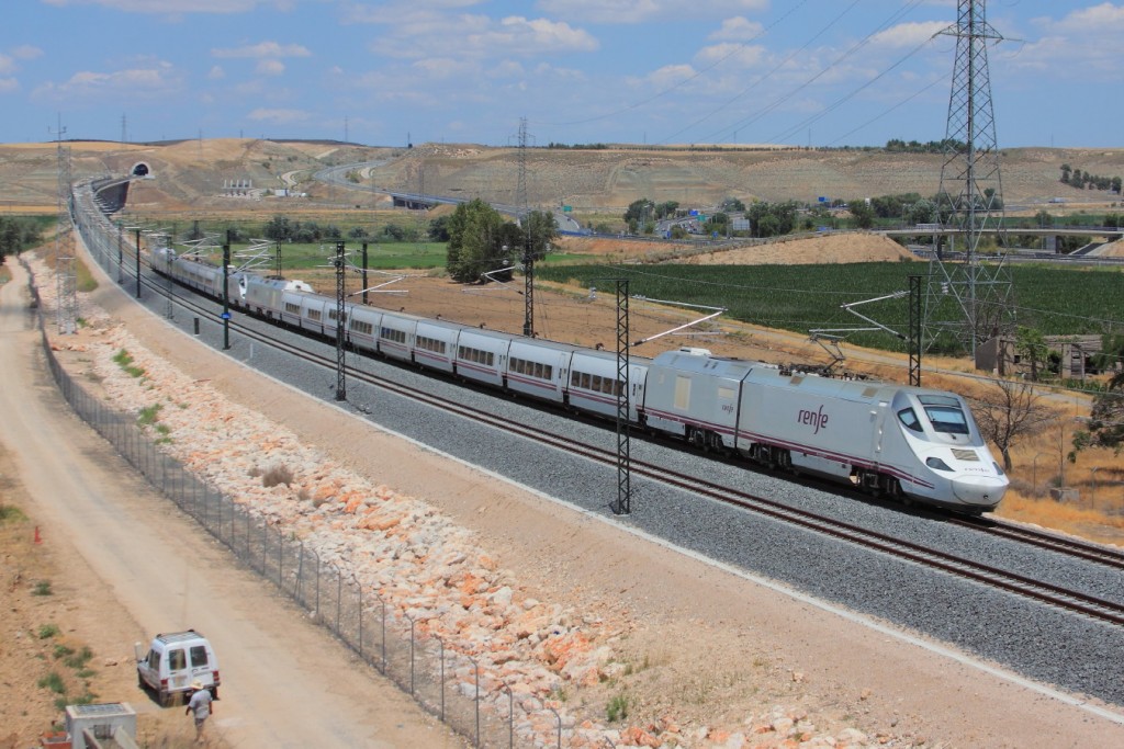 El PITIVI propone una integración de la red de alta velocidad con la convencional, como el servicio prestado por esta doble de 730 pasando por Aranjuez con el Galicia-Alicante. Foto: Andrés Gómez. El PITIVI propone una integración de la red de alta velocidad con la convencional, como el servicio prestado por esta doble de 730 pasando por Aranjuez con el Galicia-Alicante. Foto: Andrés Gómez.