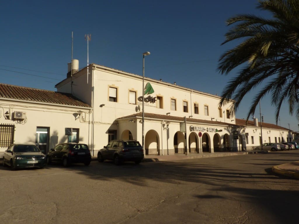 Estación de Linares-Baeza en 2010. Foto: Miguel Bustos. Estación de Linares-Baeza de Adif en 2010. Foto: Miguel Bustos.