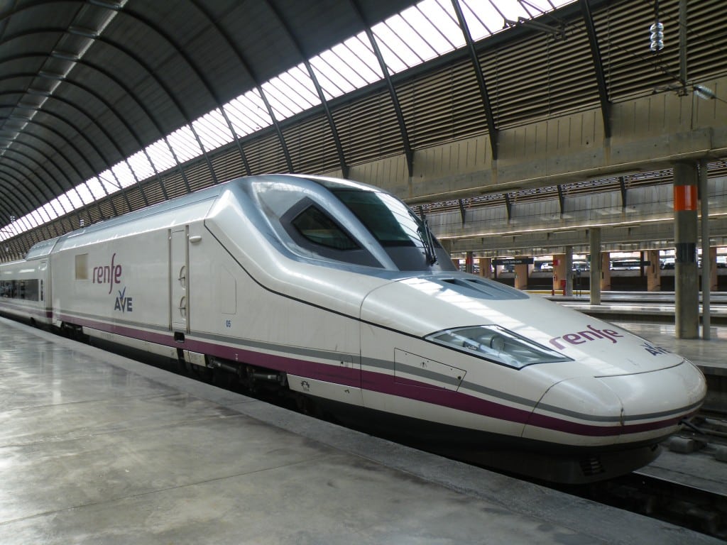 Renfe 102-005 -el "Pato" de Talgo- similar al que realiza el AVE Valencia-Sevilla, en la estación de Santa Justa. Foto: Savh. Renfe 102-005 -el "Pato" de Talgo- similar al que realiza el AVE Valencia-Sevilla, en la estación de Santa Justa. Foto: Savh.