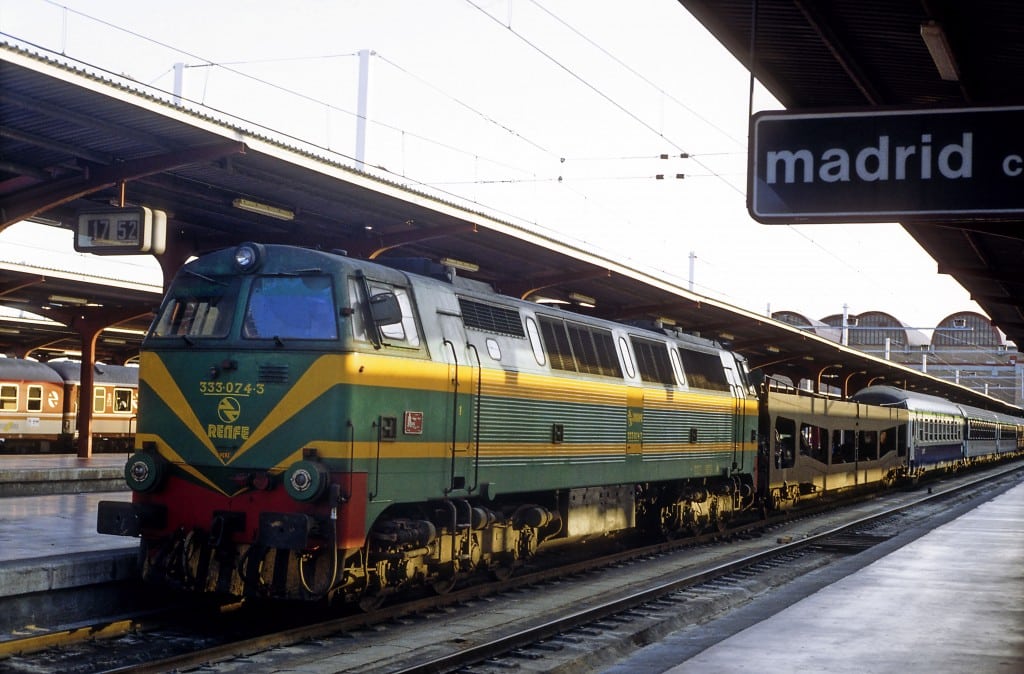 Estrella Puerta del Sol Madrid-París con su vagón de Autoexpreso en Chamartín, 1992. Foto: Falk2. Estrella Puerta del Sol Madrid-París con su vagón de Autoexpreso en Chamartín, 1992. Foto: Falk2.