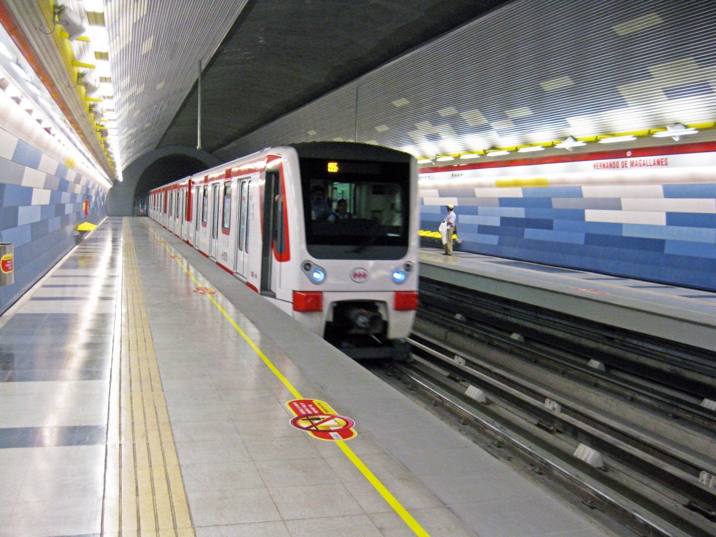 Metro de Santiago abrirá la línea 1 a las 9:00 los domingos