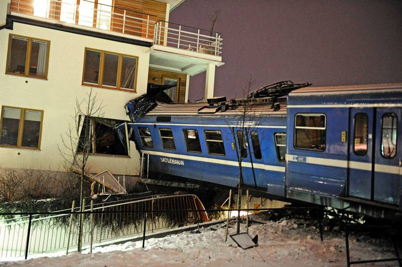 El tren estrellado en el edificio. Foto: P-O Sännås vía AFTONBLADET El tren estrellado en el edificio. Foto: P-O Sännås vía AFTONBLADET