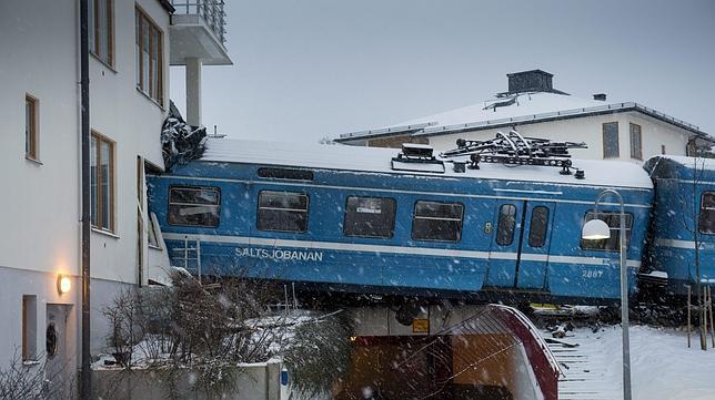 El tren del Saltsjöbanan estrellado en el bloque de viviendas. Foto: EFE vía ABC El tren del Saltsjöbanan estrellado en el bloque de viviendas. Foto: EFE vía ABC