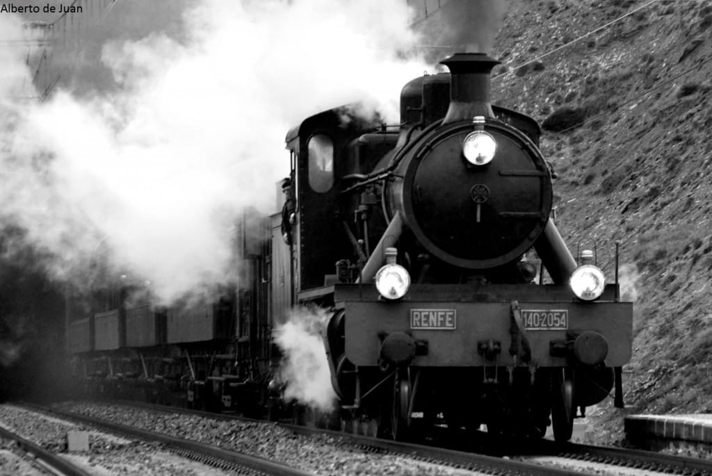 La locomotora Guadix 140-2054 por Ezkerekotxa camino de Alsasua con los coches Costa. Foto: Alberto de Juan.