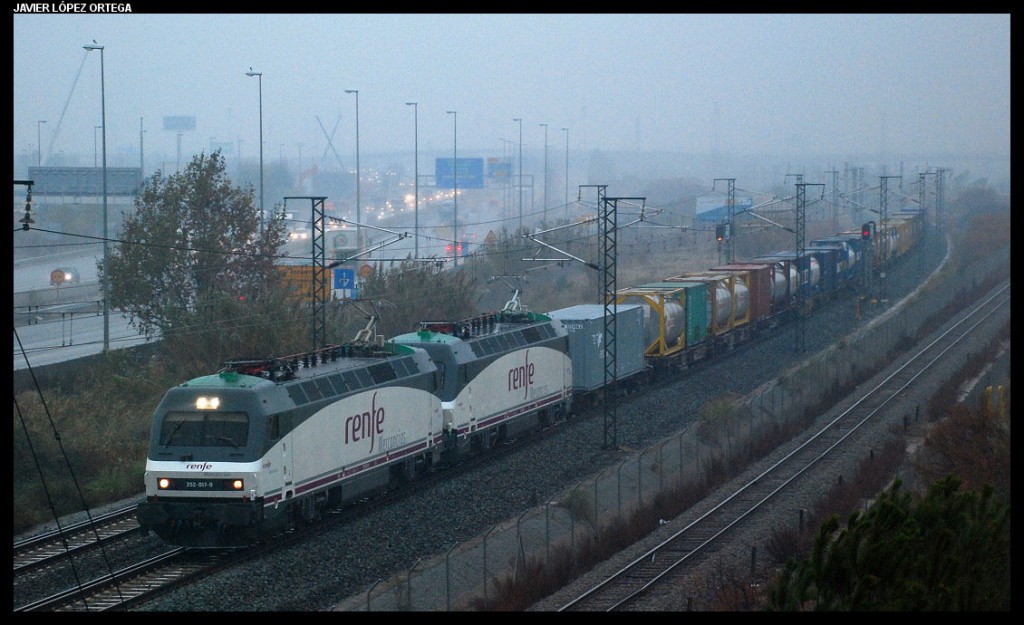 Tren internacional de Renfe mercancías circulando por un tramo de doble ancho de vía en Barcelona. Foto de Javier López Ortega , Ferropedia