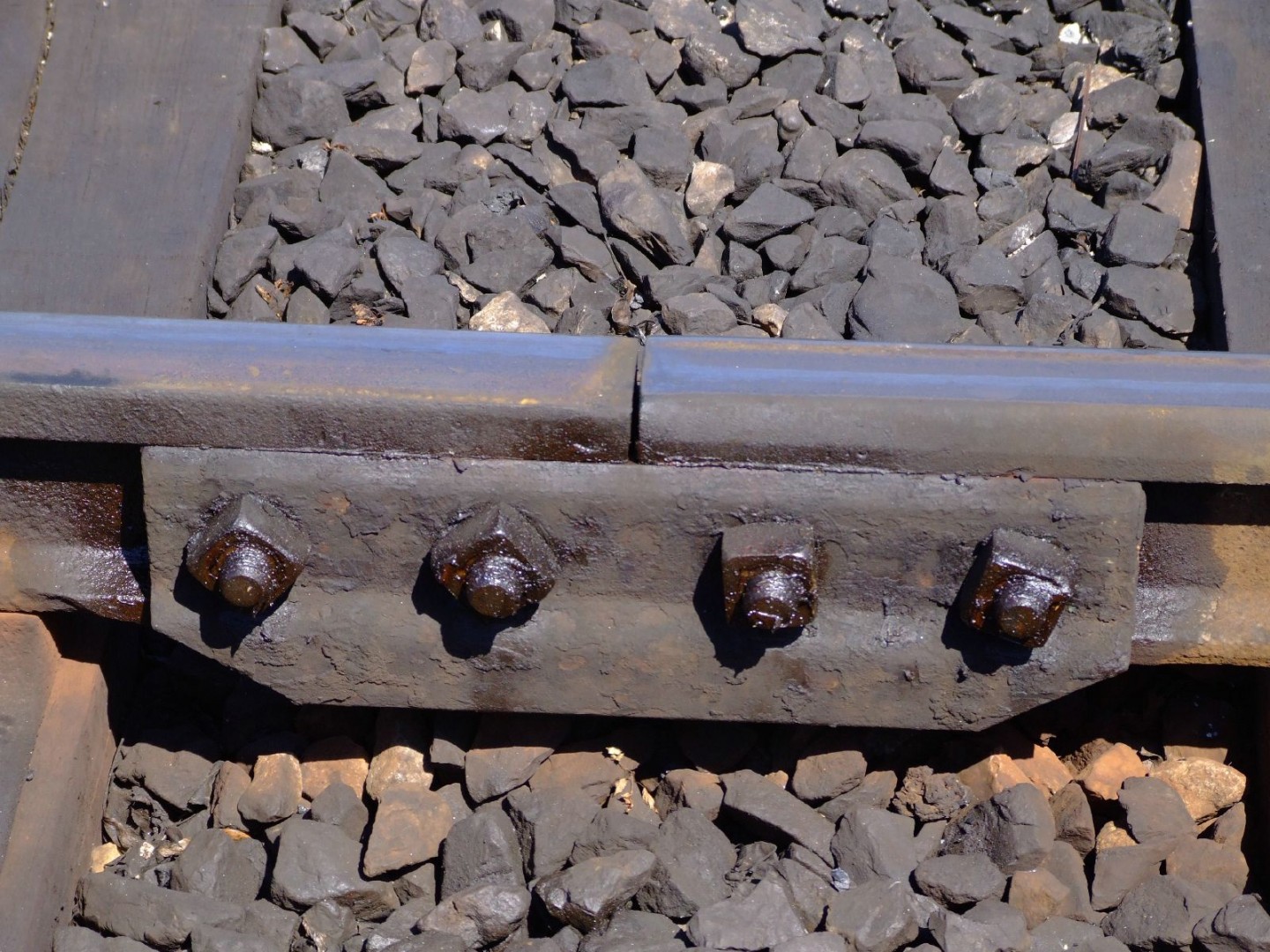 ¿Por qué se produce el traqueteo de los trenes?
