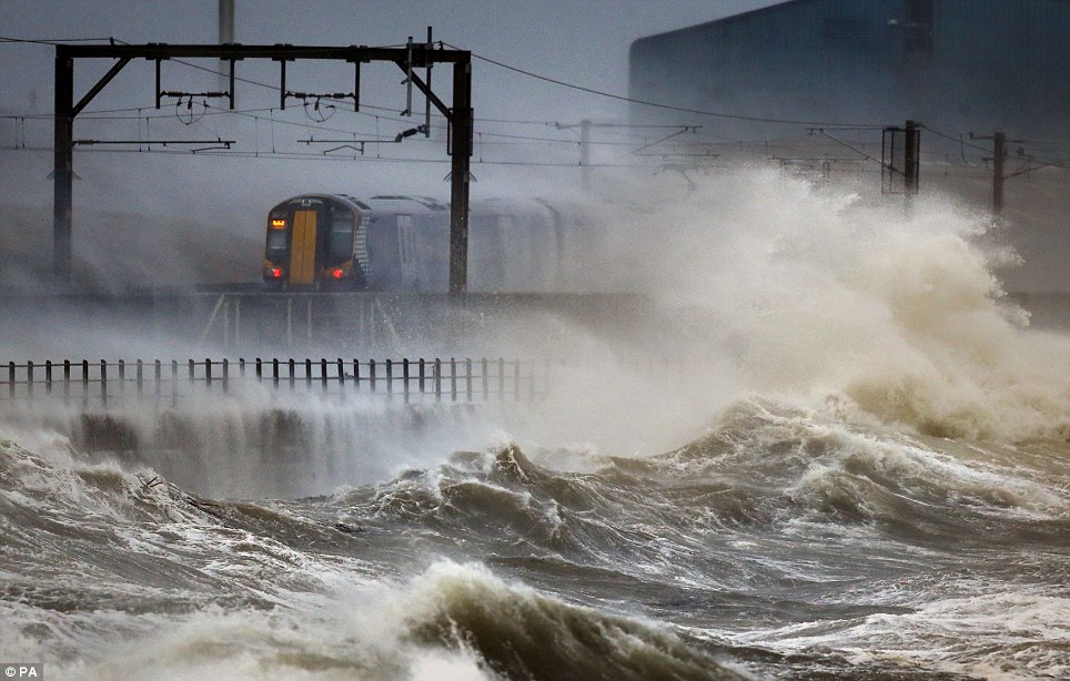 Las lluvias provocan cortes en el servicio ferroviario de Reino Unido.