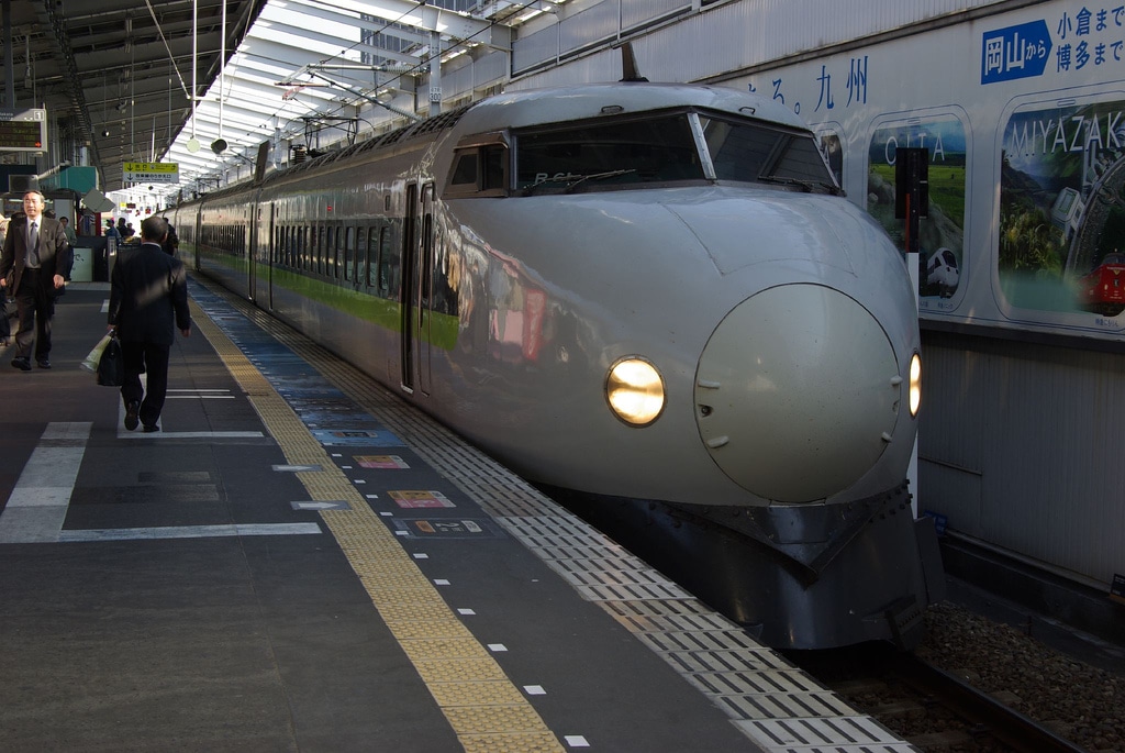 Los trenes bala de la red japonesa Shinkansen siempre han destacado por tener tracción distribuida, como este de la serie 0. Foto: tsuda.