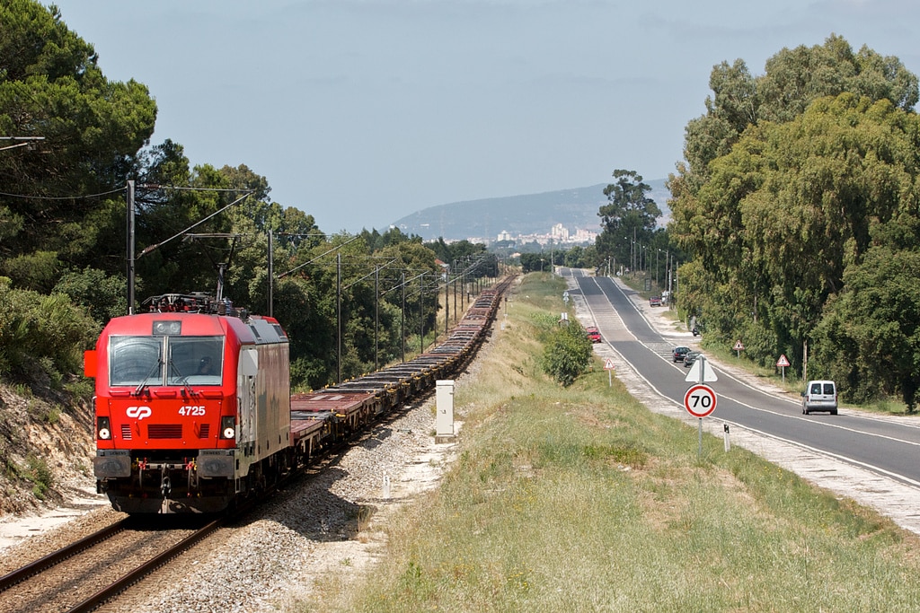 Las vías del tren y las carreteras podrían pertenecer a una misma empresa si REFER y Estradas de Portugal se fusionan. Foto: Nuno Morão.