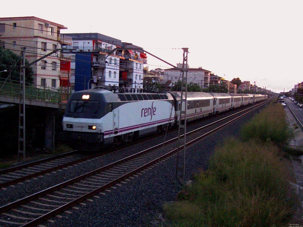 Tren Arco, de mejores prestaciones que muchos trenes europeos de larga distancia (y similares al AVE), con destinoo Barcelona en Segur de Calafell. Foto: Carlos Escribano.