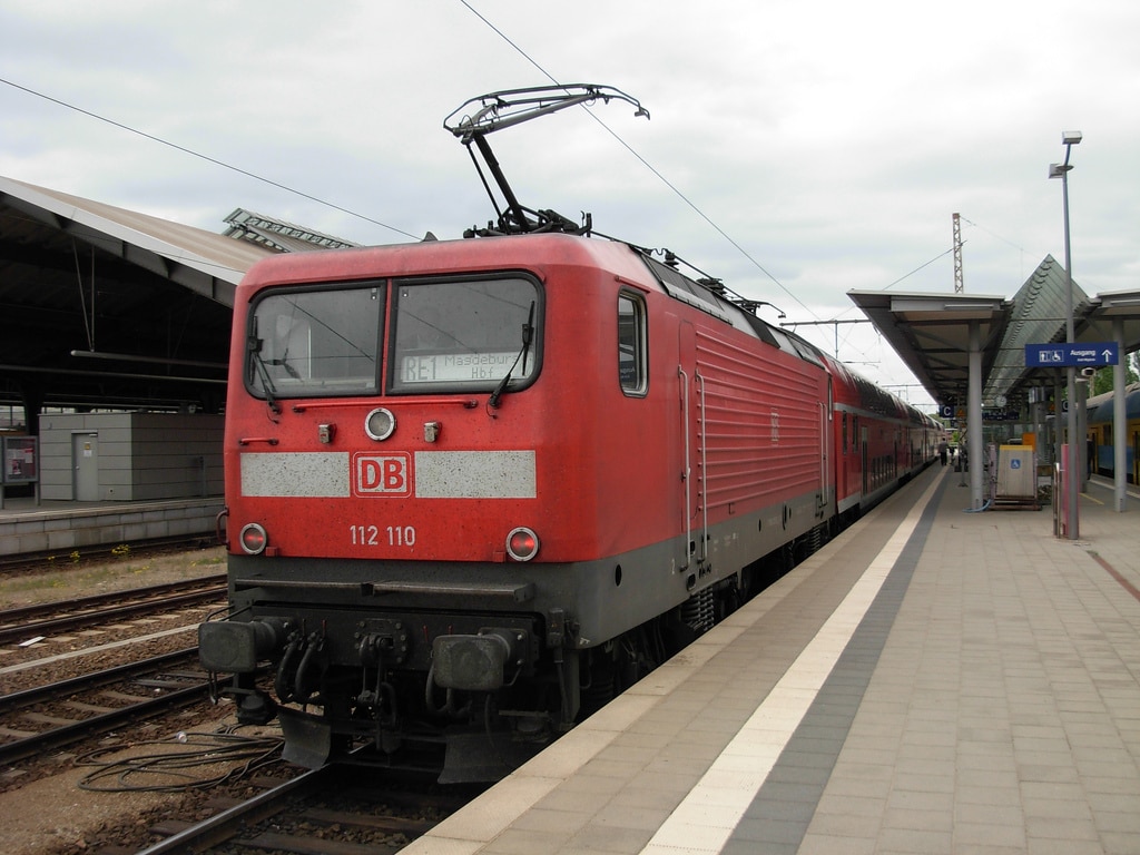 ¿Cómo se mueve un tren eléctrico?