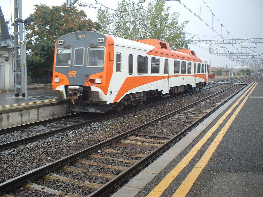 "Tamagochi" Renfe 596-001, el único tren diésel-mecánico de Renfe, estacionado en Ávila. Foto: Miguel Bustos