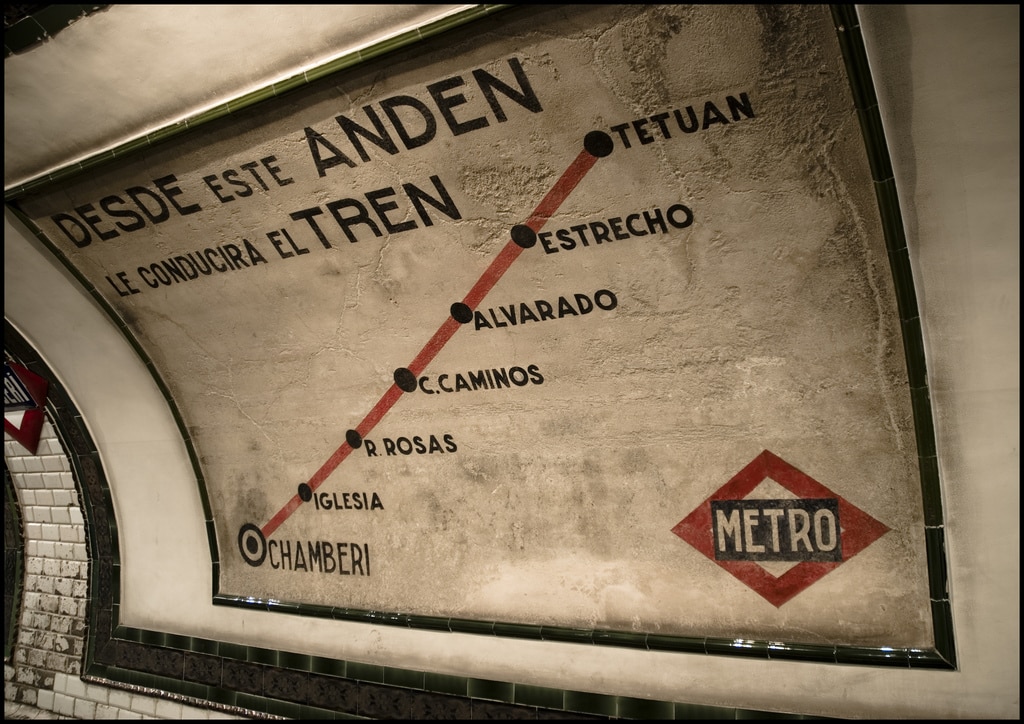 Cartelería indicando el recorrido de la línea 1 del metro de Madrid hacia el norte. Foto: Leticia Ayuso.