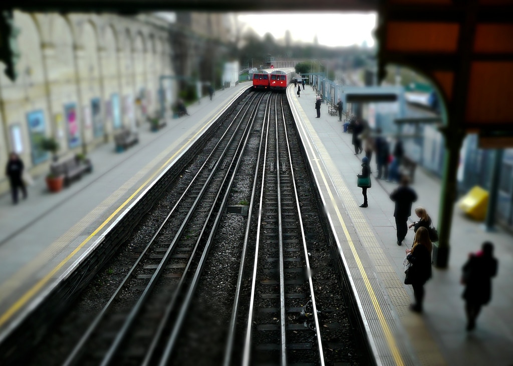 El metro de Londres usa un tercer carril central y una barra lateral como sistema de electrificación. Foto: Nana B Agyei.
