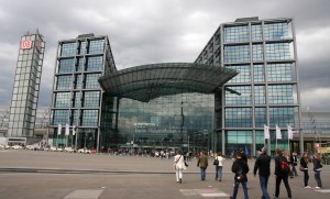 La Estación Central de Berlín es un impresionante edificio acristalado.