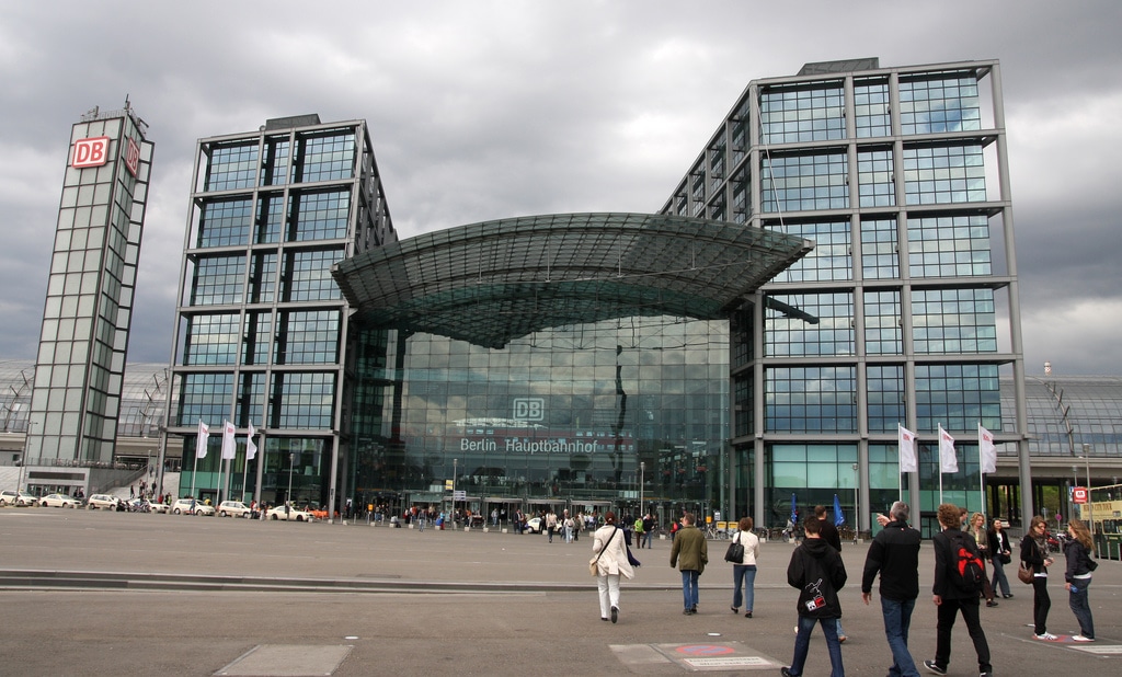 La Estación Central de Berlín es un impresionante edificio acristalado.