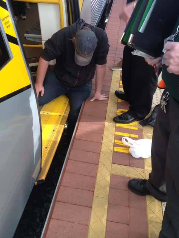 El pie del viajero atascado entre coche y andén en un tren de Perth, Australia. Foto: Nicolas Taylor