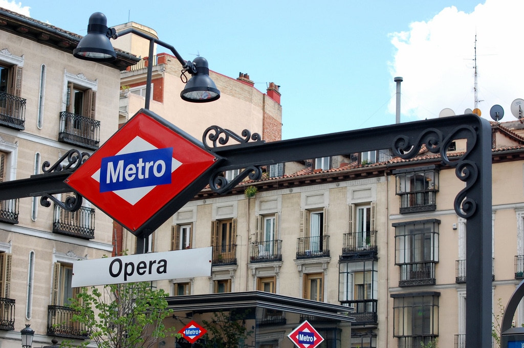 Los comercios tradicionales del metro de Madrid se unen para denunciar la supuesta competencia desleal de los nuevos stands.