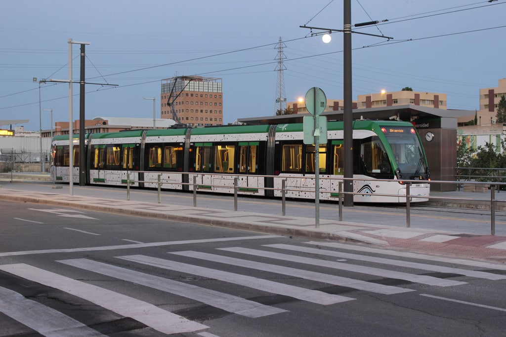 Un convoy del metro de Málaga en la parada de Teatinos. Los responsables de este nuevo medio de transporte de Málaga están satisfechos con el rendimiento de la red, que ya ha superado el millón de viajeros