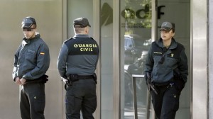 Imagen de unos agentes de la Guardia Civil mientras se realizaban los primeros registros de la sede de Adif en el caso Yogui.
