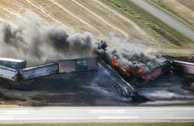Imagen de algunos de los vagones descarrilados cuando el fuego estaba tratando de extinguirse.