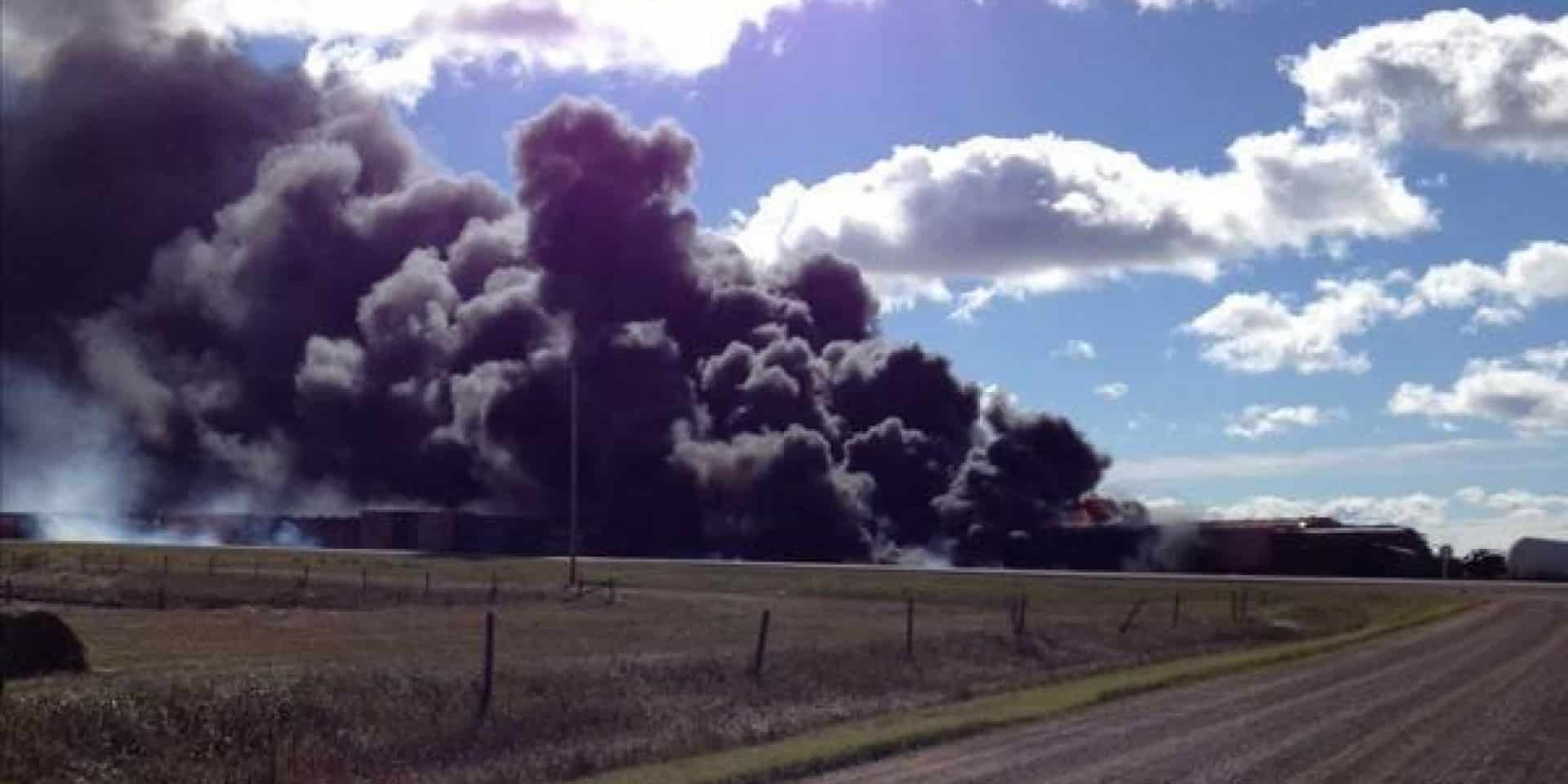 Tren descarrilado provoca incendio en Canadá