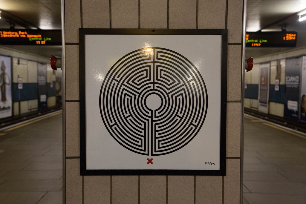 Con motivo del 150º aniversario del metro de Londres, el artista Mark Wallinger ha enriquecido la edición de Art on the Underground con una serie de carteles laberínticos