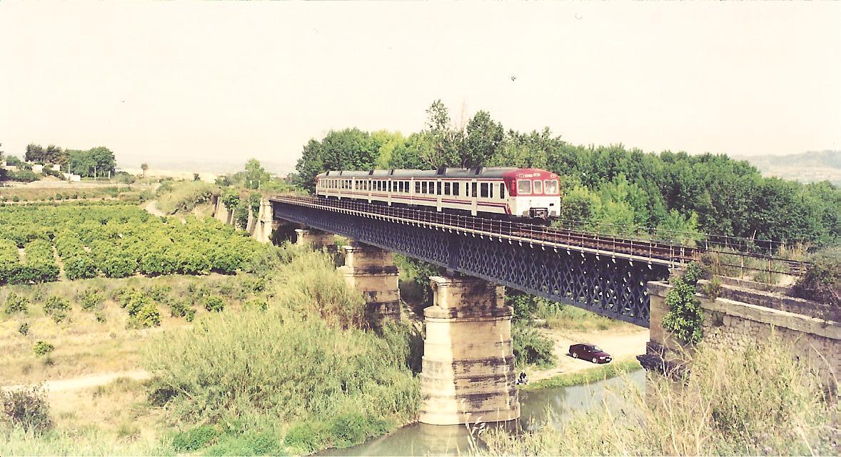 El tren Alcoy-Játiva, retado por un ciclista
