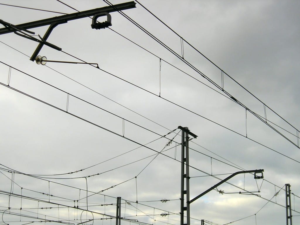 La catenaria ferroviaria es un elemento peligroso a la hora de practicar parkour pues se encarga de la conducción de electricidad con la que se alimentan los trenes y, en el caso de la de alta velocidad, tan sólo tocarla uno resulta electrocutado. Foto: migueljbr.