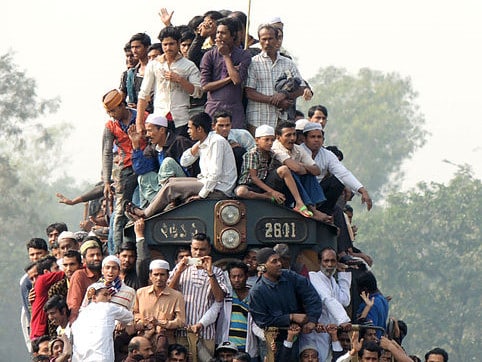 En Bangladesh es común subirse al techo de un tren para viajar pese a su peligrosidad. Foto: Mayeenul Islam.