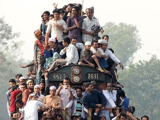 ¿Por qué es peligroso subirse al techo de un tren?