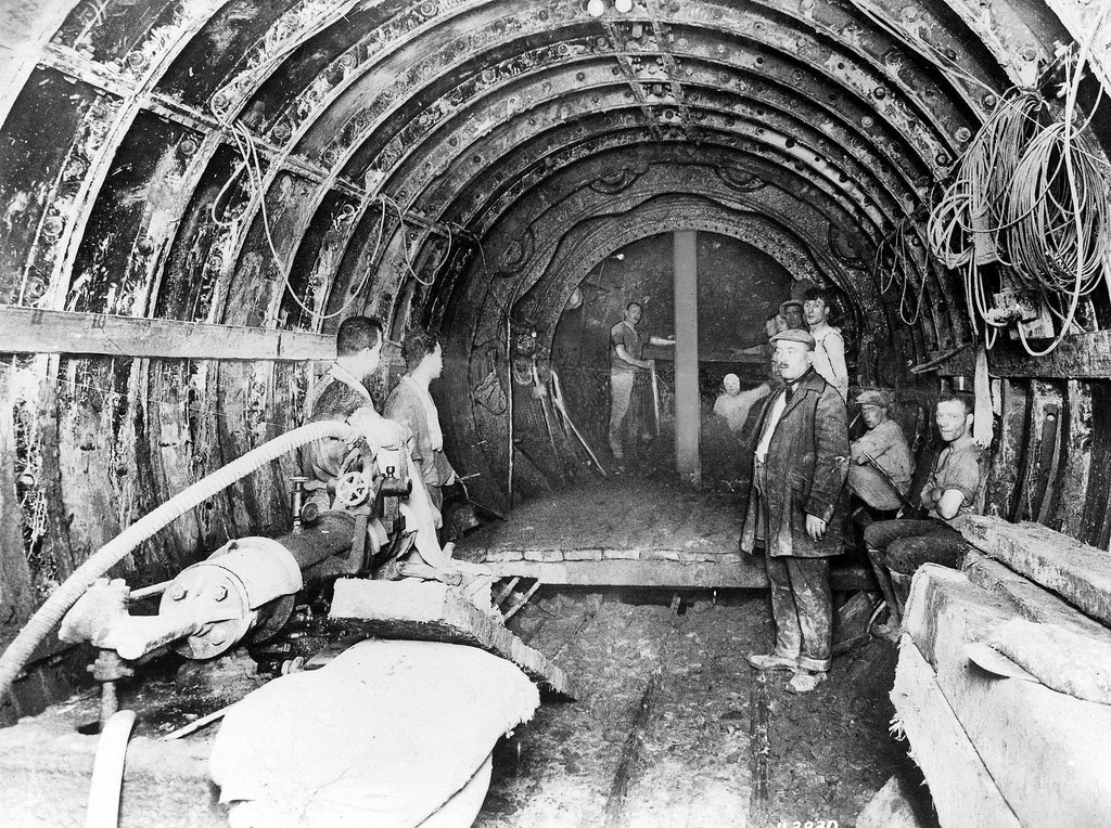 Construcción de un tunel tipo Tube en Kennington. Foto del London Transport Museum.