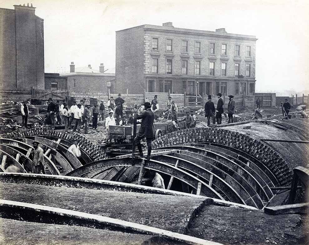 Construcción de la District Line bajo Gloucester Road con el método a cielo abierto. Foto del London Transport Museum.