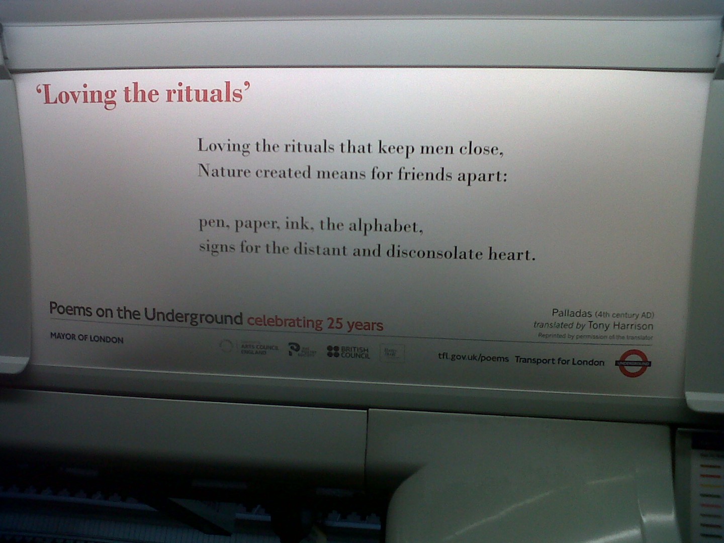 La poesía inunda los trenes del metro de Londres.